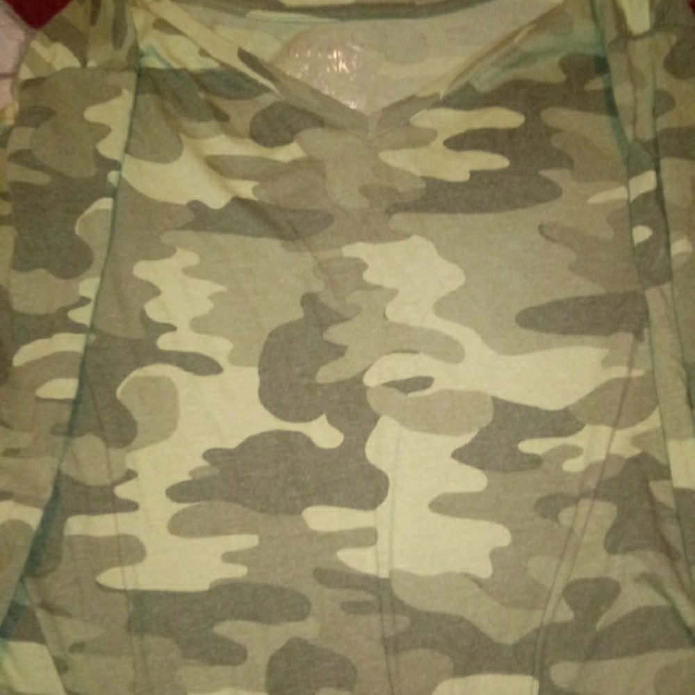 Im sellling this camo blouse